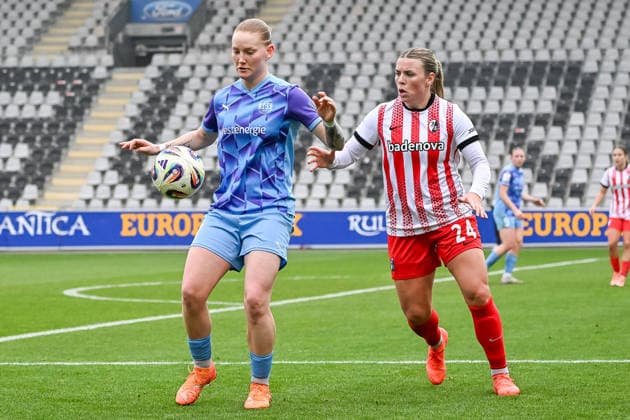 Natasha Kowalski (SGS Essen, 10) am Ball und im Duell mit Ingibjoerg Sigurdardottir (SC Freiburg Frauen, 24) GER, SC Freiburg - SGS Essen, Frauen-Fussball, Google Pixel Frauen-Bundesliga, 13. Spieltag, Saison 2025 2026, 13.12.2025 DFB REGULATIONS PROHIBIT ANY USE OF PHOTOGRAPHS AS IMAGE SEQUENCES AND OR QUASI-VIDEO GER, SC Freiburg - SGS Essen, Frauen-Fussball, Google Pixel Frauen-Bundesliga, 13. Spieltag, Saison 2025 2026, 13.12.2025 Freiburg Copyright: xEibner-Pressefoto ThomasxHessx EP_THS