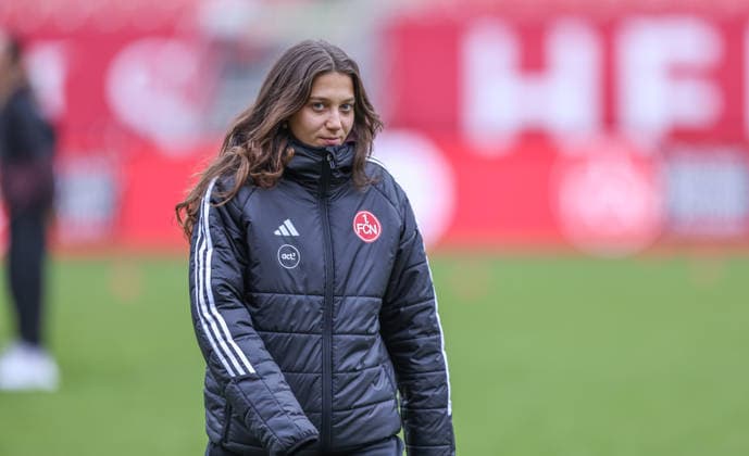 GER, Nürnberg, 1. FC Nürnberg vs VfL Wolfsburg, Google Pixel Bundesliga, Fussball, DFB, Spielzeit 2025 2026, Max-Morlock-Stadion, 13. Spieltag im Bild: Platzbegehung, FC Nürnberg vor dem Spiel gegen den VfL Wolfsburg, Laura Miller (1. FC Nürnberg Frauen 9) DFB DFL REGULATIONS PROHIBIT ANY USE OF PHOTOGRAPHS AS IMAGE SEQUENCES AND OR QUASI-VIDEO, 13.12.2025 Copyright: HMBxMedia HendrikxHamelau