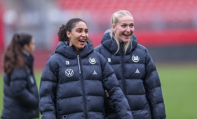 GER, Nürnberg, 1. FC Nürnberg vs VfL Wolfsburg, Google Pixel Bundesliga, Fussball, DFB, Spielzeit 2025 2026, Max-Morlock-Stadion, 13. Spieltag im Bild: Platzbegehung, Vfl Wolfsburg vor dem Spiel in Nürnberg, Cora Zicai (VfL Wolfsburg 28), Camilla Küver (VfL Wolfsburg 16) DFB DFL REGULATIONS PROHIBIT ANY USE OF PHOTOGRAPHS AS IMAGE SEQUENCES AND OR QUASI-VIDEO, 13.12.2025 Copyright: HMBxMedia HendrikxHamelau