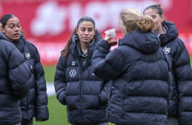 GER, Nürnberg, 1. FC Nürnberg vs VfL Wolfsburg, Google Pixel Bundesliga, Fussball, DFB, Spielzeit 2025 2026, Max-Morlock-Stadion, 13. Spieltag im Bild: Platzbegehung, Vfl Wolfsburg vor dem Spiel in Nürnberg DFB DFL REGULATIONS PROHIBIT ANY USE OF PHOTOGRAPHS AS IMAGE SEQUENCES AND OR QUASI-VIDEO, 13.12.2025 Copyright: HMBxMedia HendrikxHamelau