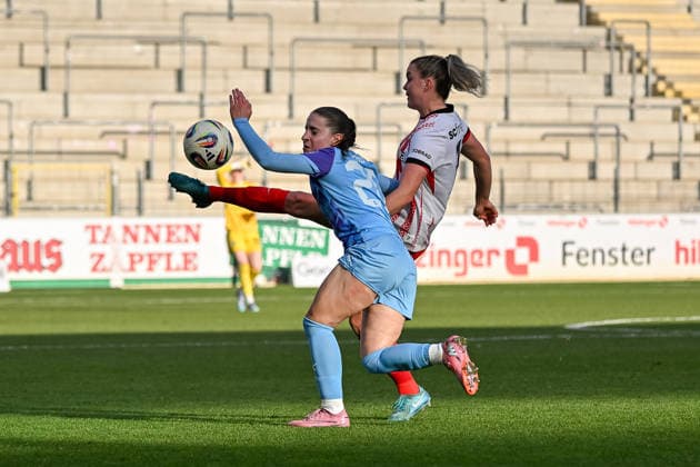 Greta Stegemann (SC Freiburg Frauen, 16), Leonie Koepp (SGS Essen, 20) im Duell. GER, SC Freiburg - SGS Essen, Frauen-Fussball, Google Pixel Frauen-Bundesliga, 13. Spieltag, Saison 2025 2026, 13.12.2025 DFB REGULATIONS PROHIBIT ANY USE OF PHOTOGRAPHS AS IMAGE SEQUENCES AND OR QUASI-VIDEO GER, SC Freiburg - SGS Essen, Frauen-Fussball, Google Pixel Frauen-Bundesliga, 13. Spieltag, Saison 2025 2026, 13.12.2025 Freiburg Copyright: xEibner-Pressefoto ThomasxHessx EP_THS