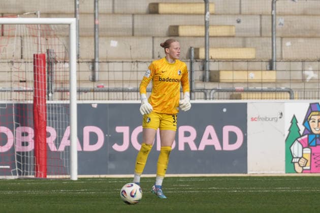 Rebecca Adamczyk (SC Freiburg, 33) am Ball , Deutschland, Fussball, GooglePixel Frauen-Bundesliga, 13.Spieltag, 2025 2026, SC Freiburg vs. SGS Essen, 13.12.2025, Dreisamstadion, Freiburg, Deutschland DFB REGULATIONS PROHIBIT ANY USE OF PHOTOGRAPHS AS IMAGE SEQUENCES AND OR QUASI-VIDEO. Freiburg Dreisamstadion Baden-Wuerttemberg Deutschland Copyright: xArnexAmbergx