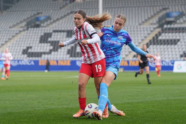 Nia Szenk (SC Freiburg, 19) im Zweikampf mit Paulina Platner (SGS Essen, 25) , Deutschland, Fussball, GooglePixel Frauen-Bundesliga, 13.Spieltag, 2025 2026, SC Freiburg vs. SGS Essen, 13.12.2025, Dreisamstadion, Freiburg, Deutschland DFB REGULATIONS PROHIBIT ANY USE OF PHOTOGRAPHS AS IMAGE SEQUENCES AND OR QUASI-VIDEO. Freiburg Dreisamstadion Baden-Wuerttemberg Deutschland Copyright: xArnexAmbergx
