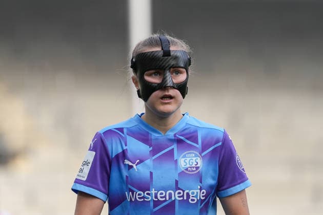 Paula Flach (SGS Essen, 05) , Deutschland, Fussball, GooglePixel Frauen-Bundesliga, 13.Spieltag, 2025 2026, SC Freiburg vs. SGS Essen, 13.12.2025, Dreisamstadion, Freiburg, Deutschland DFB REGULATIONS PROHIBIT ANY USE OF PHOTOGRAPHS AS IMAGE SEQUENCES AND OR QUASI-VIDEO. Freiburg Dreisamstadion Baden-Wuerttemberg Deutschland Copyright: xArnexAmbergx