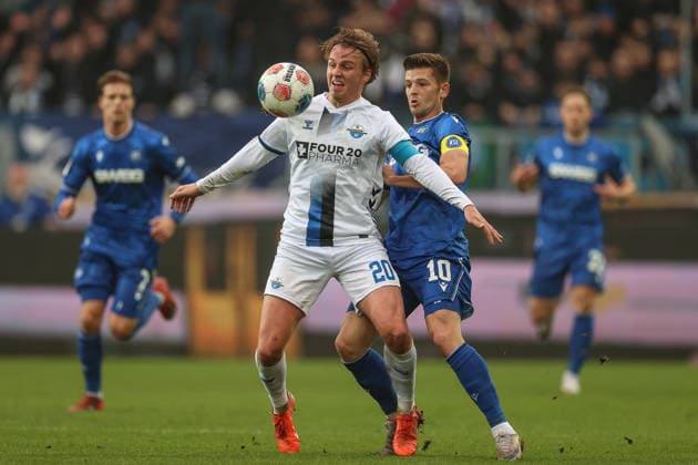Felix Goetze (SC Paderborn 07, 20) im Zweikampf mit Marvin Wanitzek (Karlsruher SC, 10), Karlsruher SC vs. SC Paderborn 07, 2. Bundesliga, 16. Spieltag, 2025 2026, 13.12.2025, DFL REGULATIONS PROHIBIT ANY USE OF PHOTOGRAPHS AS IMAGE SEQUENCES AND OR QUASI-VIDEO, Karlsruher SC vs. SC Paderborn 07, 2. Bundesliga, 16. Spieltag, 2025 2026, 13.12.2025 Karlsruhe