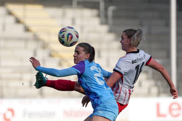 Leonie Köpp Leonie Koepp (SGS Essen, 20) im Zweikampf mit Greta Stegemann (SC Freiburg, 16) , Deutschland, Fussball, GooglePixel Frauen-Bundesliga, 13.Spieltag, 2025 2026, SC Freiburg vs. SGS Essen, 13.12.2025, Dreisamstadion, Freiburg, Deutschland DFB REGULATIONS PROHIBIT ANY USE OF PHOTOGRAPHS AS IMAGE SEQUENCES AND OR QUASI-VIDEO. Freiburg Dreisamstadion Baden-Wuerttemberg Deutschland Copyright: xArnexAmbergx