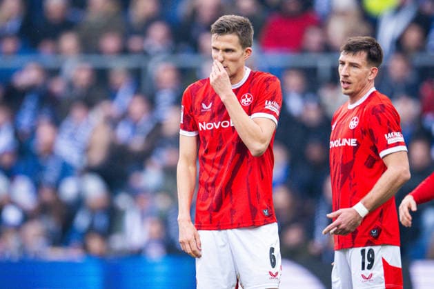 13.12.2025 - Fußball, 2025 2026, 2. Bundesliga, 16. Spieltag, DSC Arminia Bielefeld - 1. FC Kaiserslautern: (L-R) Fabian Kunze (Kaiserslautern), Daniel Hanslik (Kaiserslautern) DFL REGULATIONS PROHIBIT ANY USE OF PHOTOGRAPHS AS IMAGE SEQUENCES AND OR QUASI-VIDEO.