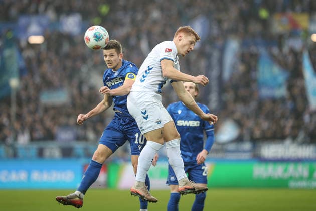 Marvin Wanitzek (Karlsruher SC, 10) im Zweikampf mit Laurin Curda (SC Paderborn 07, 17), Karlsruher SC vs. SC Paderborn 07, 2. Bundesliga, 16. Spieltag, 2025 2026, 13.12.2025, DFL REGULATIONS PROHIBIT ANY USE OF PHOTOGRAPHS AS IMAGE SEQUENCES AND OR QUASI-VIDEO, Karlsruher SC vs. SC Paderborn 07, 2. Bundesliga, 16. Spieltag, 2025 2026, 13.12.2025 Karlsruhe