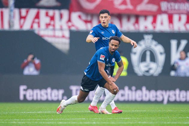 13.12.2025 - Fußball, 2025 2026, 2. Bundesliga, 16. Spieltag, DSC Arminia Bielefeld - 1. FC Kaiserslautern: (L-R) Stefano Russo (Bielefeld), Noah Joel Sarenren Bazee (Bielefeld) DFL REGULATIONS PROHIBIT ANY USE OF PHOTOGRAPHS AS IMAGE SEQUENCES AND OR QUASI-VIDEO.