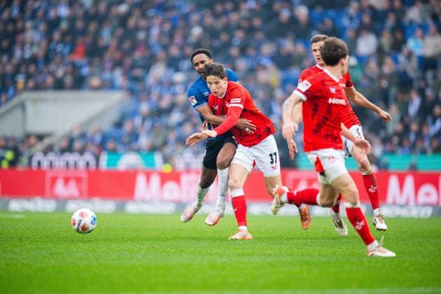 13.12.2025 - Fußball, 2025 2026, 2. Bundesliga, 16. Spieltag, DSC Arminia Bielefeld - 1. FC Kaiserslautern: (L-R) Noah Joel Sarenren Bazee (Bielefeld), Leon Robinson (Kaiserslautern) DFL REGULATIONS PROHIBIT ANY USE OF PHOTOGRAPHS AS IMAGE SEQUENCES AND OR QUASI-VIDEO.