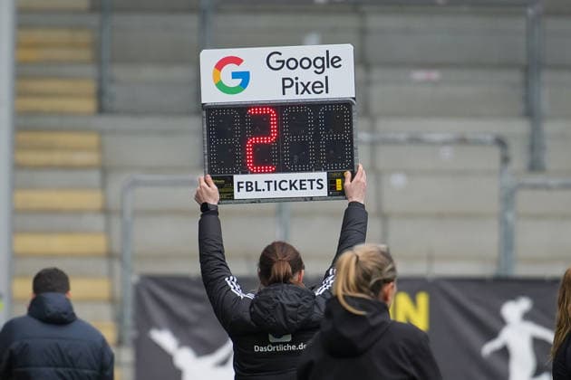 Fussball, Google Pixel Frauen-Bundesliga, 13 .Spieltag, 2025 2026, SC Freiburg vs. SGS Essen, 13.12.2025, Dreisamstadion, Freiburg,: Auswechseltafel, Freiburg Dreisamstadion Baden-Württemberg Deutschland Copyright: xFINLEYxMÖRCHx