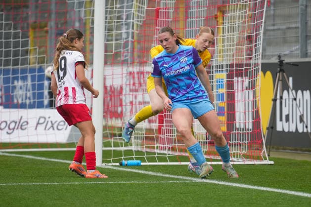 Fussball, Google Pixel Frauen-Bundesliga, 13 .Spieltag, 2025 2026, SC Freiburg vs. SGS Essen, 13.12.2025, Dreisamstadion, Freiburg,: Rebecca Adamczyk (SC Freiburg, Frauen 33) 10 Natasha Kowalski (SGS ESSEN, 10) 9 Ramona Maier (SGS ESSEN, 9) Freiburg Dreisamstadion Baden-Württemberg Deutschland Copyright: xFINLEYxMÖRCHx