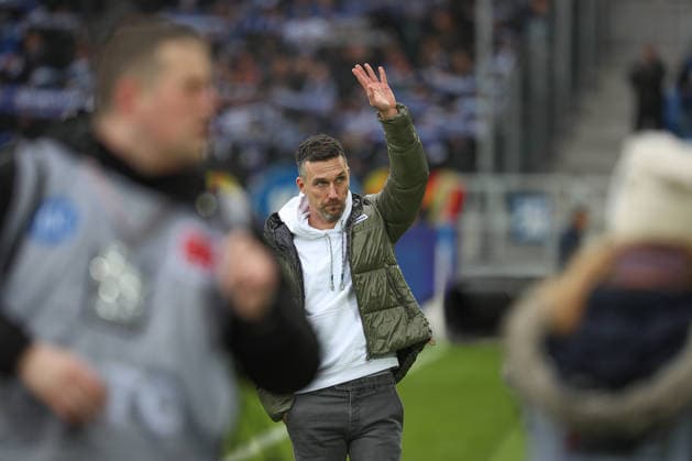 Gruss an die Fans Christian Eichner (Karlsruher SC, Chef-Trainer), Karlsruher SC vs. SC Paderborn 07, 2. Bundesliga, 16. Spieltag, 2025 2026, 13.12.2025, DFL REGULATIONS PROHIBIT ANY USE OF PHOTOGRAPHS AS IMAGE SEQUENCES AND OR QUASI-VIDEO, Karlsruher SC vs. SC Paderborn 07, 2. Bundesliga, 16. Spieltag, 2025 2026, 13.12.2025 Karlsruhe