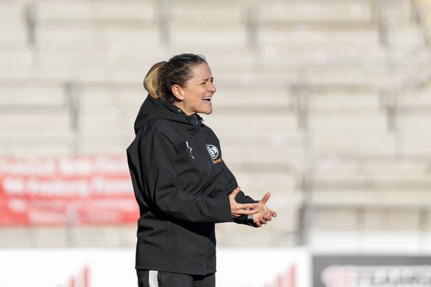 Jessica Wissmann (SGS Essen, Cheftrainerin) , Deutschland, Fussball, GooglePixel Frauen-Bundesliga, 13.Spieltag, 2025 2026, SC Freiburg vs. SGS Essen, 13.12.2025, Dreisamstadion, Freiburg, Deutschland DFB REGULATIONS PROHIBIT ANY USE OF PHOTOGRAPHS AS IMAGE SEQUENCES AND OR QUASI-VIDEO. Freiburg Dreisamstadion Baden-Wuerttemberg Deutschland Copyright: xArnexAmbergx