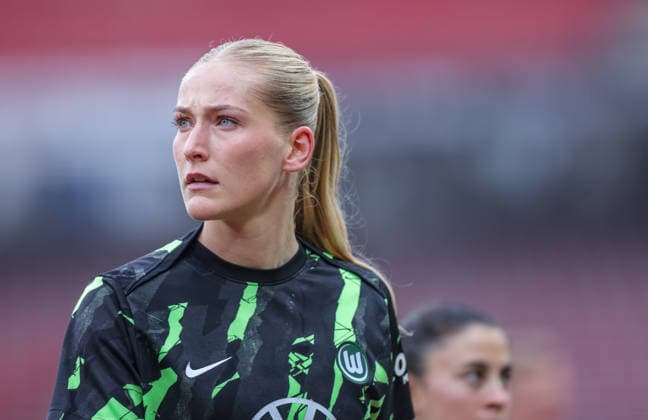 GER, Nürnberg, 1. FC Nürnberg vs VfL Wolfsburg, Google Pixel Bundesliga, Fussball, DFB, Spielzeit 2025 2026, Max-Morlock-Stadion, 13. Spieltag im Bild: Camilla Küver (VfL Wolfsburg 16) vor dem Spiel DFB DFL REGULATIONS PROHIBIT ANY USE OF PHOTOGRAPHS AS IMAGE SEQUENCES AND OR QUASI-VIDEO, 13.12.2025 Copyright: HMBxMedia HendrikxHamelau