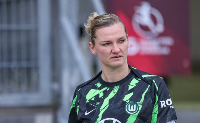 GER, Nürnberg, 1. FC Nürnberg vs VfL Wolfsburg, Google Pixel Bundesliga, Fussball, DFB, Spielzeit 2025 2026, Max-Morlock-Stadion, 13. Spieltag im Bild: Alexandra Popp (VfL Wolfsburg 11) vor dem Spiel DFB DFL REGULATIONS PROHIBIT ANY USE OF PHOTOGRAPHS AS IMAGE SEQUENCES AND OR QUASI-VIDEO, 13.12.2025 Copyright: HMBxMedia HendrikxHamelau