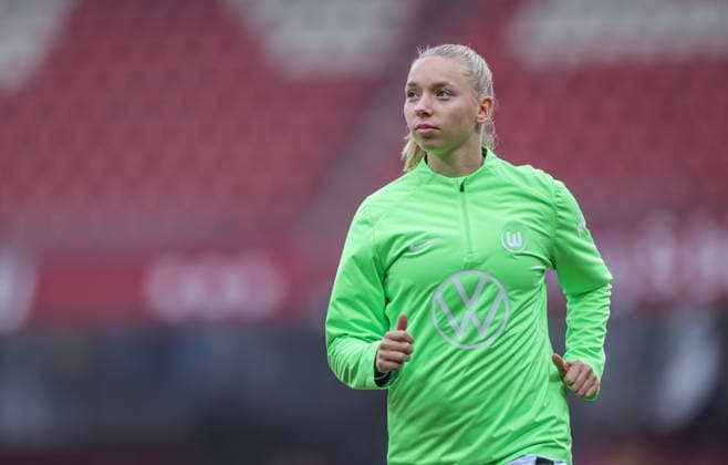 GER, Nürnberg, 1. FC Nürnberg vs VfL Wolfsburg, Google Pixel Bundesliga, Fussball, DFB, Spielzeit 2025 2026, Max-Morlock-Stadion, 13. Spieltag im Bild: Ella Peddemors (VfL Wolfsburg 5) vor dem Spiel DFB DFL REGULATIONS PROHIBIT ANY USE OF PHOTOGRAPHS AS IMAGE SEQUENCES AND OR QUASI-VIDEO, 13.12.2025 Copyright: HMBxMedia HendrikxHamelau