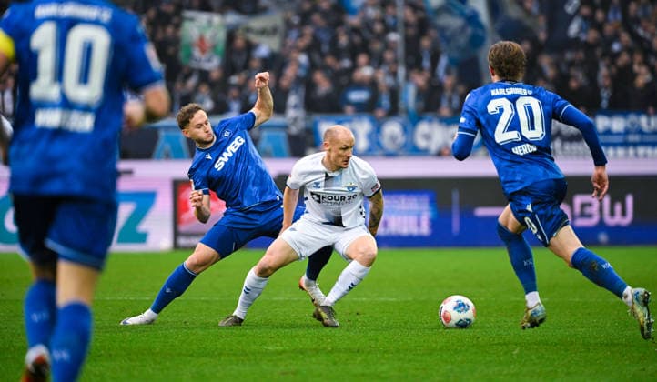 Sven Michel (SC Paderborn) und Christoph Kobald (Karlsruher SC) im Zweikampf waehrend des Spiels der 2. Bundesliga zwischen Karlsruher SC und SC Paderborn im BBBank Wildpark am 13. December 2025 in Karlsruhe, Deutschland. (Foto von Silas Schüller DeFodi Images) +++ Sven Michel (SC Paderborn) and Christoph Kobald (Karlsruher SC) battle for the ball during the 2. Bundesliga match between Karlsruher SC and SC Paderborn at BBBank Wildpark on December 13, 2025 in Karlsruhe, Germany. (Photo by Silas Schüller DeFodi Images) DFB DFL REGULATIONS PROHIBIT ANY USE OF PHOTOGRAPHS AS IMAGE SEQUENCES AND OR QUASI-VIDEO. (Photo by Silas Schueller DeFodi Images)