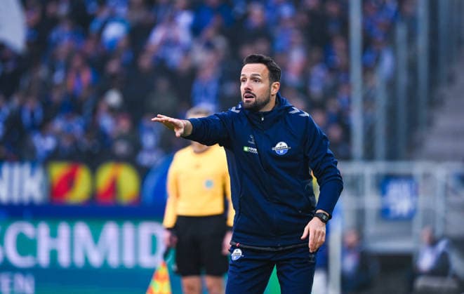 Trainer Ralf Kettemann (SC Paderborn) gestikuliert waehrend des Spiels der 2. Bundesliga zwischen Karlsruher SC und SC Paderborn im BBBank Wildpark am 13. December 2025 in Karlsruhe, Deutschland. (Foto von Silas Schüller DeFodi Images) +++ Coach Ralf Kettemann (SC Paderborn) gestures during the 2. Bundesliga match between Karlsruher SC and SC Paderborn at BBBank Wildpark on December 13, 2025 in Karlsruhe, Germany. (Photo by Silas Schüller DeFodi Images) DFB DFL REGULATIONS PROHIBIT ANY USE OF PHOTOGRAPHS AS IMAGE SEQUENCES AND OR QUASI-VIDEO. (Photo by Silas Schueller DeFodi Images)