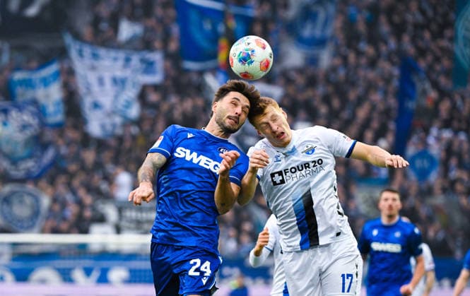 Fabian Schleusener (Karlsruher SC) und Laurin Curda (SC Paderborn) im Zweikampf waehrend des Spiels der 2. Bundesliga zwischen Karlsruher SC und SC Paderborn im BBBank Wildpark am 13. December 2025 in Karlsruhe, Deutschland. (Foto von Silas Schüller DeFodi Images) +++ Fabian Schleusener (Karlsruher SC) and Laurin Curda (SC Paderborn) battle for the ball during the 2. Bundesliga match between Karlsruher SC and SC Paderborn at BBBank Wildpark on December 13, 2025 in Karlsruhe, Germany. (Photo by Silas Schüller DeFodi Images) DFB DFL REGULATIONS PROHIBIT ANY USE OF PHOTOGRAPHS AS IMAGE SEQUENCES AND OR QUASI-VIDEO. (Photo by Silas Schueller DeFodi Images)