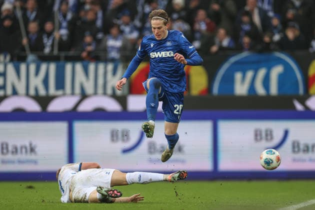 David Herold (Karlsruher SC, 20) springt ueber die Graetsche von Laurin Curda (SC Paderborn 07, 17), Karlsruher SC vs. SC Paderborn 07, 2. Bundesliga, 16. Spieltag, 2025 2026, 13.12.2025, DFL REGULATIONS PROHIBIT ANY USE OF PHOTOGRAPHS AS IMAGE SEQUENCES AND OR QUASI-VIDEO, Karlsruher SC vs. SC Paderborn 07, 2. Bundesliga, 16. Spieltag, 2025 2026, 13.12.2025 Karlsruhe