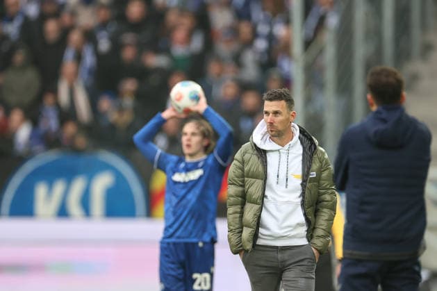 Christian Eichner (Karlsruher SC, Chef-Trainer) an der Seitenlinie David Herold (Karlsruher SC, 20)v mit dem Einwurf, Karlsruher SC vs. SC Paderborn 07, 2. Bundesliga, 16. Spieltag, 2025 2026, 13.12.2025, DFL REGULATIONS PROHIBIT ANY USE OF PHOTOGRAPHS AS IMAGE SEQUENCES AND OR QUASI-VIDEO, Karlsruher SC vs. SC Paderborn 07, 2. Bundesliga, 16. Spieltag, 2025 2026, 13.12.2025 Karlsruhe