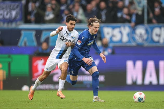 Lucas Copado (SC Paderborn 07, 28) im Zweikampf mit David Herold (Karlsruher SC, 20), Karlsruher SC vs. SC Paderborn 07, 2. Bundesliga, 16. Spieltag, 2025 2026, 13.12.2025, DFL REGULATIONS PROHIBIT ANY USE OF PHOTOGRAPHS AS IMAGE SEQUENCES AND OR QUASI-VIDEO, Karlsruher SC vs. SC Paderborn 07, 2. Bundesliga, 16. Spieltag, 2025 2026, 13.12.2025 Karlsruhe