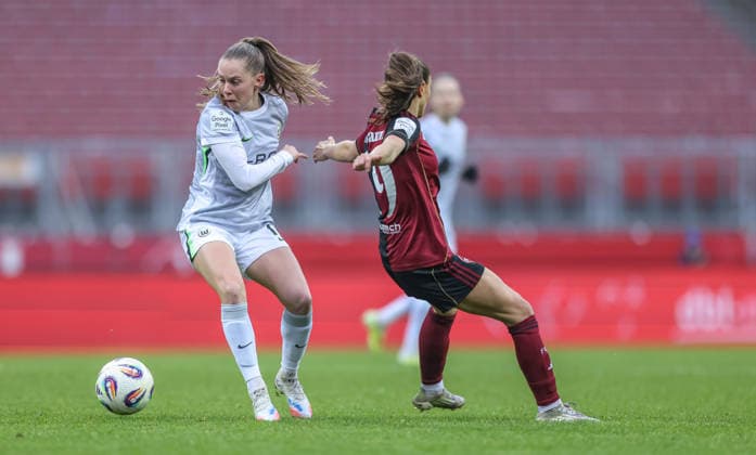 GER, Nürnberg, 1. FC Nürnberg vs VfL Wolfsburg, Google Pixel Bundesliga, Fussball, DFB, Spielzeit 2025 2026, Max-Morlock-Stadion, 13. Spieltag im Bild v.l.: Janou Levels (VfL Wolfsburg 15), Laura Miller (1. FC Nürnberg Frauen 9) DFB DFL REGULATIONS PROHIBIT ANY USE OF PHOTOGRAPHS AS IMAGE SEQUENCES AND OR QUASI-VIDEO, 13.12.2025 Copyright: HMBxMedia HendrikxHamelau