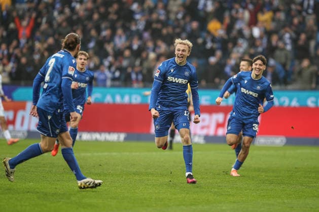 Leo Opitz (Karlsruher SC, 17) jubelt beim Treffer zum 1:0 das aber zurueckgenommen wurde, Karlsruher SC vs. SC Paderborn 07, 2. Bundesliga, 16. Spieltag, 2025 2026, 13.12.2025, DFL REGULATIONS PROHIBIT ANY USE OF PHOTOGRAPHS AS IMAGE SEQUENCES AND OR QUASI-VIDEO, Karlsruher SC vs. SC Paderborn 07, 2. Bundesliga, 16. Spieltag, 2025 2026, 13.12.2025 Karlsruhe