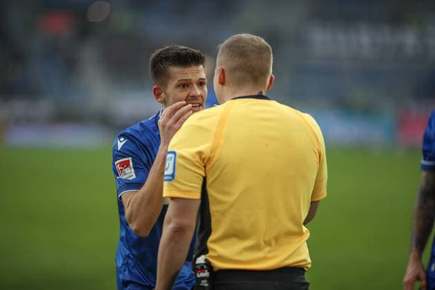 Marvin Wanitzek (Karlsruher SC, 10) diskutiert mit dem Schiri ueber die Rote Karte von Fabian Schleusener (Karlsruher SC, 24), Karlsruher SC vs. SC Paderborn 07, 2. Bundesliga, 16. Spieltag, 2025 2026, 13.12.2025, DFL REGULATIONS PROHIBIT ANY USE OF PHOTOGRAPHS AS IMAGE SEQUENCES AND OR QUASI-VIDEO, Karlsruher SC vs. SC Paderborn 07, 2. Bundesliga, 16. Spieltag, 2025 2026, 13.12.2025 Karlsruhe