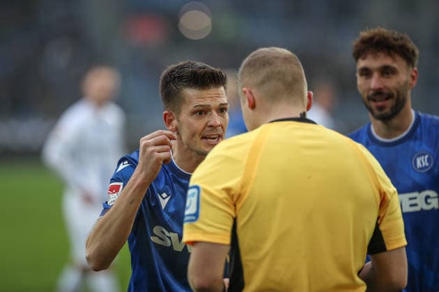 Marvin Wanitzek (Karlsruher SC, 10) diskutiert mit dem Schiri ueber die Rote Karte von Fabian Schleusener (Karlsruher SC, 24), Karlsruher SC vs. SC Paderborn 07, 2. Bundesliga, 16. Spieltag, 2025 2026, 13.12.2025, DFL REGULATIONS PROHIBIT ANY USE OF PHOTOGRAPHS AS IMAGE SEQUENCES AND OR QUASI-VIDEO, Karlsruher SC vs. SC Paderborn 07, 2. Bundesliga, 16. Spieltag, 2025 2026, 13.12.2025 Karlsruhe