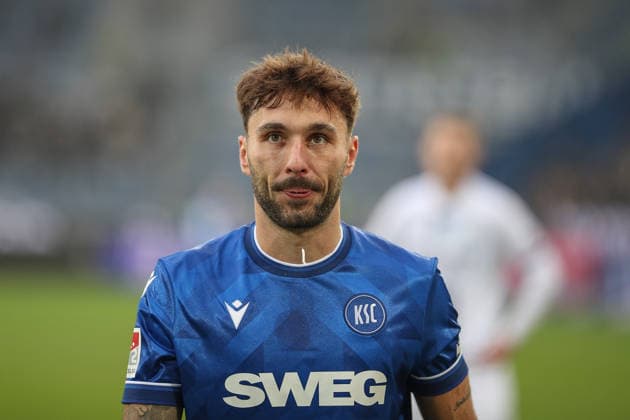 Rote Karte fuer Fabian Schleusener (Karlsruher SC, 24), Karlsruher SC vs. SC Paderborn 07, 2. Bundesliga, 16. Spieltag, 2025 2026, 13.12.2025, DFL REGULATIONS PROHIBIT ANY USE OF PHOTOGRAPHS AS IMAGE SEQUENCES AND OR QUASI-VIDEO, Karlsruher SC vs. SC Paderborn 07, 2. Bundesliga, 16. Spieltag, 2025 2026, 13.12.2025 Karlsruhe