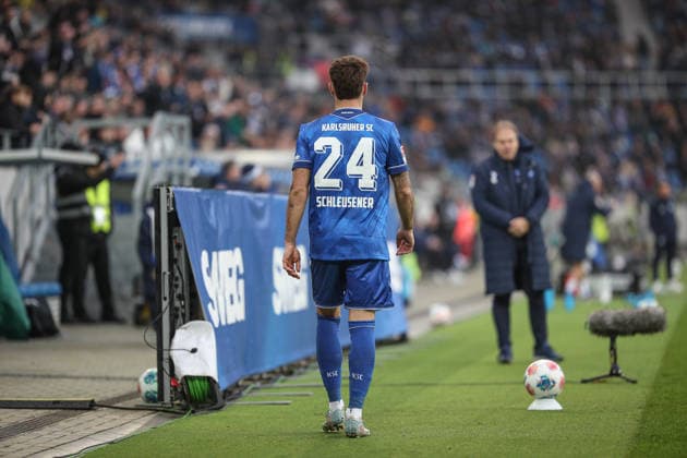 muss mit Rot vom Platz Fabian Schleusener (Karlsruher SC, 24), Karlsruher SC vs. SC Paderborn 07, 2. Bundesliga, 16. Spieltag, 2025 2026, 13.12.2025, DFL REGULATIONS PROHIBIT ANY USE OF PHOTOGRAPHS AS IMAGE SEQUENCES AND OR QUASI-VIDEO, Karlsruher SC vs. SC Paderborn 07, 2. Bundesliga, 16. Spieltag, 2025 2026, 13.12.2025 Karlsruhe