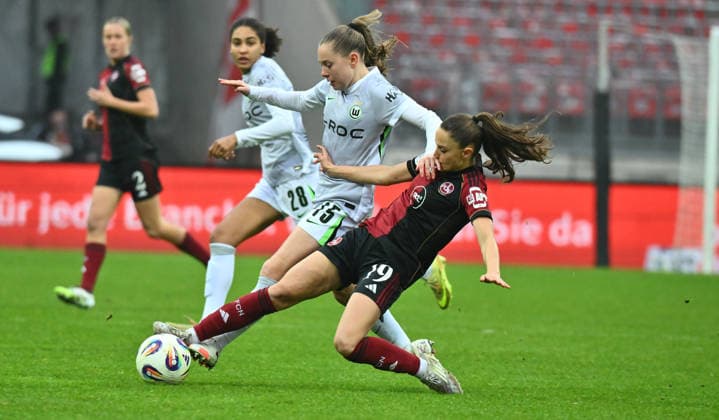 13.12.2025 - Fussball - Saison 2025 2026 - 1. Google Pixel Frauen Bundesliga - 13. Spieltag: 1. FC Nürnberg FCN ( Club Clubfrauen ) - VfL Wolfsburg - Sportfoto Zink - xwoxzix - Janou Levels (15, VfL Wolfsburg ) Sanja Homann (19, 1. FC Nürnberg FCN )