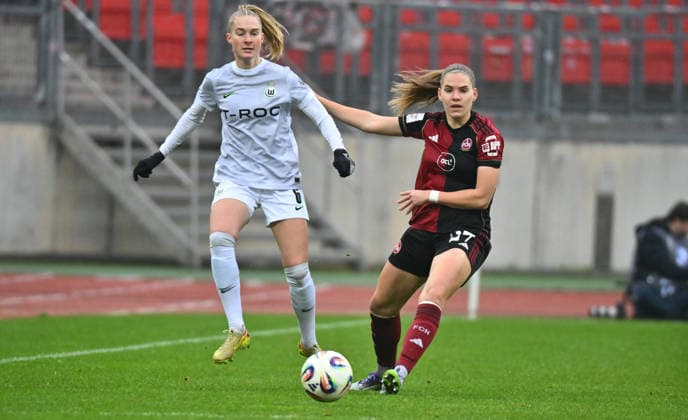 13.12.2025 - Fussball - Saison 2025 2026 - 1. Google Pixel Frauen Bundesliga - 13. Spieltag: 1. FC Nürnberg FCN ( Club Clubfrauen ) - VfL Wolfsburg - Sportfoto Zink - xwoxzix - Janina Minge (6, VfL Wolfsburg ) Beatrix Fördös Foerdoes (27, 1. FC Nürnberg FCN )