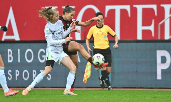 13.12.2025 - Fussball - Saison 2025 2026 - 1. Google Pixel Frauen Bundesliga - 13. Spieltag: 1. FC Nürnberg FCN ( Club Clubfrauen ) - VfL Wolfsburg - Sportfoto Zink - xwoxzix - Vivien Endemann (25, VfL Wolfsburg ) Laura Miller (9, 1. FC Nürnberg FCN )