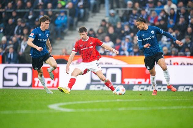 13.12.2025 - Fußball, 2025 2026, 2. Bundesliga, 16. Spieltag, DSC Arminia Bielefeld - 1. FC Kaiserslautern: (L-R) Maximilian Großer (Bielefeld), Daniel Hanslik (Kaiserslautern), Joel Felix (Bielefeld) DFL REGULATIONS PROHIBIT ANY USE OF PHOTOGRAPHS AS IMAGE SEQUENCES AND OR QUASI-VIDEO.