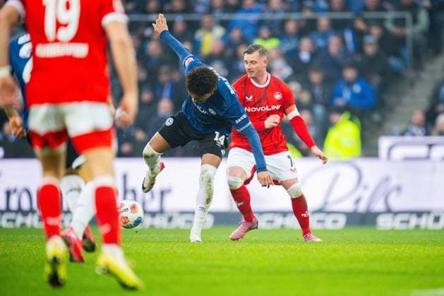13.12.2025 - Fußball, 2025 2026, 2. Bundesliga, 16. Spieltag, DSC Arminia Bielefeld - 1. FC Kaiserslautern: (L-R) Monju Momuluh (Bielefeld), Marlon Ritter (Kaiserslautern) DFL REGULATIONS PROHIBIT ANY USE OF PHOTOGRAPHS AS IMAGE SEQUENCES AND OR QUASI-VIDEO.