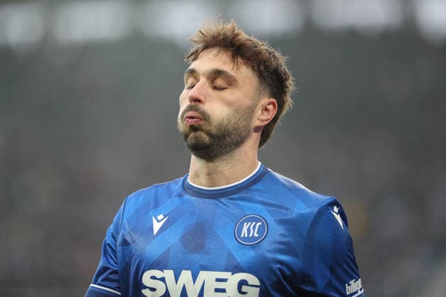 Fabian Schleusener (Karlsruher SC, 24) bedient nach seiner Roten Karte, Karlsruher SC vs. SC Paderborn 07, 2. Bundesliga, 16. Spieltag, 2025 2026, 13.12.2025, DFL REGULATIONS PROHIBIT ANY USE OF PHOTOGRAPHS AS IMAGE SEQUENCES AND OR QUASI-VIDEO, Karlsruher SC vs. SC Paderborn 07, 2. Bundesliga, 16. Spieltag, 2025 2026, 13.12.2025 Karlsruhe