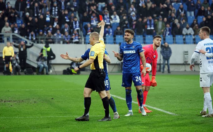 13.12.25 Karlsruher SC - SC Paderborn 07 Deutschland, Karlsruhe, 13.12.2025, Fussball, 2. Bundesliga, Saison 2025 2026, Karlsruher SC - SC Paderborn 07: v.l. Timo Gansloweit (Schiedsrichter), Fabian Schleusener (Karlsruher SC); Gelb-Rote Karte Schwalbe. *** 13 12 25 Karlsruher SC SC Paderborn 07 Germany, Karlsruhe, 13 12 2025, Soccer, 2 Bundesliga, Season 2025 2026, Karlsruher SC SC Paderborn 07 v l Timo Gansloweit Referee , Fabian Schleusener Karlsruher SC Yellow Red card Schwalbe