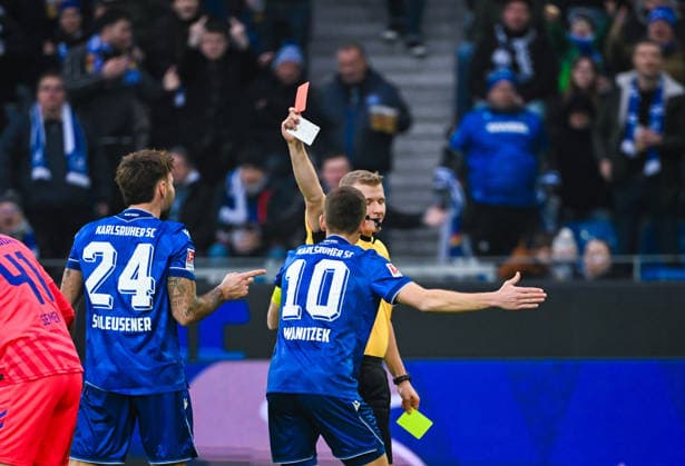 Schiedsrichter Timo Gansloweit zeigt Fabian Schleusener (Karlsruher SC) die Rote Karte waehrend des Spiels der 2. Bundesliga zwischen Karlsruher SC und SC Paderborn im BBBank Wildpark am 13. December 2025 in Karlsruhe, Deutschland. (Foto von Silas Schüller DeFodi Images) +++ Referee Timo Gansloweit shows Fabian Schleusener (Karlsruher SC) the red card during the 2. Bundesliga match between Karlsruher SC and SC Paderborn at BBBank Wildpark on December 13, 2025 in Karlsruhe, Germany. (Photo by Silas Schüller DeFodi Images) DFB DFL REGULATIONS PROHIBIT ANY USE OF PHOTOGRAPHS AS IMAGE SEQUENCES AND OR QUASI-VIDEO. (Photo by Silas Schueller DeFodi Images)