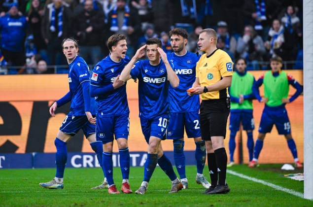 Marvin Wanitzek (Karlsruher SC) beschwert sich bei Schiedsrichter Timo Gansloweit nach dem Platzverweis fuer Fabian Schleusener (Karlsruher SC) waehrend des Spiels der 2. Bundesliga zwischen Karlsruher SC und SC Paderborn im BBBank Wildpark am 13. December 2025 in Karlsruhe, Deutschland. (Foto von Silas Schüller DeFodi Images) +++ Marvin Wanitzek (Karlsruher SC) complains to Referee Timo Gansloweit after the red card for Fabian Schleusener (Karlsruher SC) during the 2. Bundesliga match between Karlsruher SC and SC Paderborn at BBBank Wildpark on December 13, 2025 in Karlsruhe, Germany. (Photo by Silas Schüller DeFodi Images) DFB DFL REGULATIONS PROHIBIT ANY USE OF PHOTOGRAPHS AS IMAGE SEQUENCES AND OR QUASI-VIDEO. (Photo by Silas Schueller DeFodi Images)