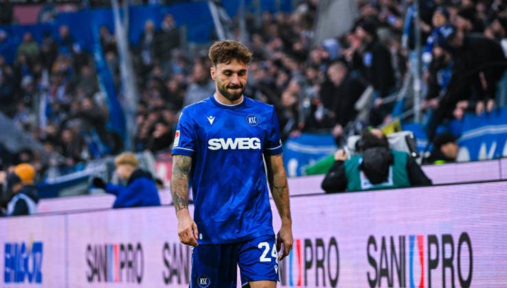 Fabian Schleusener (Karlsruher SC) wirkt frustriert nach seiner Roten Karte waehrend des Spiels der 2. Bundesliga zwischen Karlsruher SC und SC Paderborn im BBBank Wildpark am 13. December 2025 in Karlsruhe, Deutschland. (Foto von Silas Schüller DeFodi Images) +++ Fabian Schleusener (Karlsruher SC) looks frustrated after being sent off with a red card during the 2. Bundesliga match between Karlsruher SC and SC Paderborn at BBBank Wildpark on December 13, 2025 in Karlsruhe, Germany. (Photo by Silas Schüller DeFodi Images) DFB DFL REGULATIONS PROHIBIT ANY USE OF PHOTOGRAPHS AS IMAGE SEQUENCES AND OR QUASI-VIDEO. (Photo by Silas Schueller DeFodi Images)