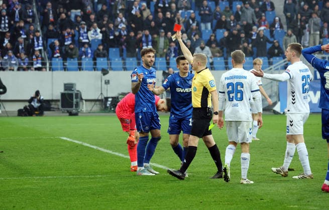 13.12.25 Karlsruher SC - SC Paderborn 07 Deutschland, Karlsruhe, 13.12.2025, Fussball, 2. Bundesliga, Saison 2025 2026, Karlsruher SC - SC Paderborn 07: v.l. Fabian Schleusener (Karlsruher SC), Timo Gansloweit (Schiedsrichter); Gelb-Rote Karte Schwalbe.