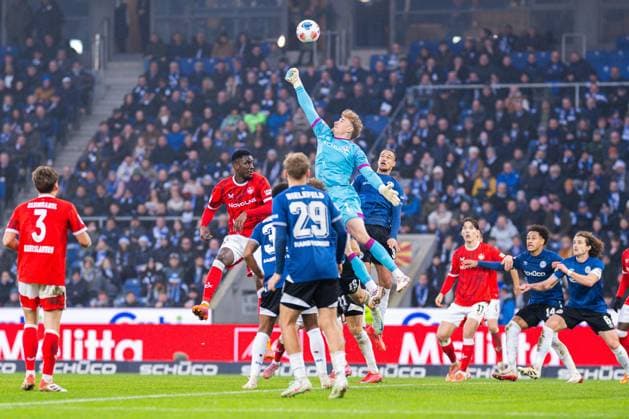 13.12.2025 - Fußball, 2025 2026, 2. Bundesliga, 16. Spieltag, DSC Arminia Bielefeld - 1. FC Kaiserslautern: (M) Jonas Kersken (Bielefeld) DFL REGULATIONS PROHIBIT ANY USE OF PHOTOGRAPHS AS IMAGE SEQUENCES AND OR QUASI-VIDEO.
