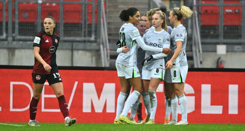 13.12.2025 - Fussball - Saison 2025 2026 - 1. Google Pixel Frauen Bundesliga - 13. Spieltag: 1. FC Nürnberg FCN ( Club Clubfrauen ) - VfL Wolfsburg - Sportfoto Zink - xwoxzix - Torjubel Jubel Freude nach Treffer Tor Torschuß zum 0:1 durch Alexandra Popp (11, VfL Wolfsburg ) - Sanja Homann (19, 1. FC Nürnberg FCN ) enttäuscht Enttäuschung