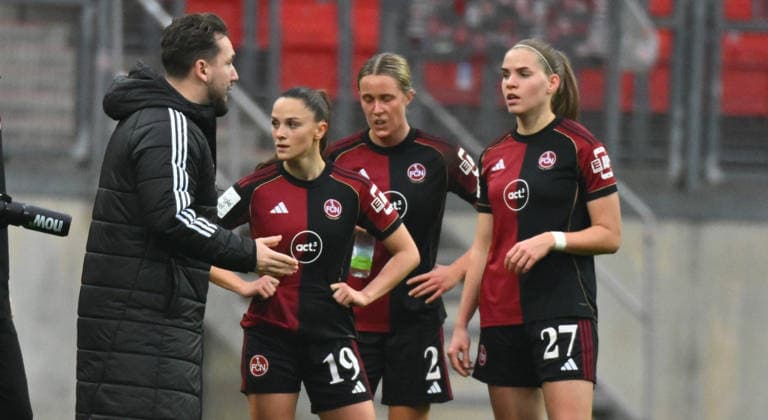 13.12.2025 - Fussball - Saison 2025 2026 - 1. Google Pixel Frauen Bundesliga - 13. Spieltag: 1. FC Nürnberg FCN ( Club Clubfrauen ) - VfL Wolfsburg - Sportfoto Zink - xwoxzix - Thomas Oostendorp ( Trainer 1. FC Nürnberg FCN ) spricht zu Sanja Homann (19, 1. FC Nürnberg FCN ) Klara Svensson Senelius (2, 1. FC Nürnberg FCN ) Beatrix Fördös Foerdoes (27, 1. FC Nürnberg FCN )