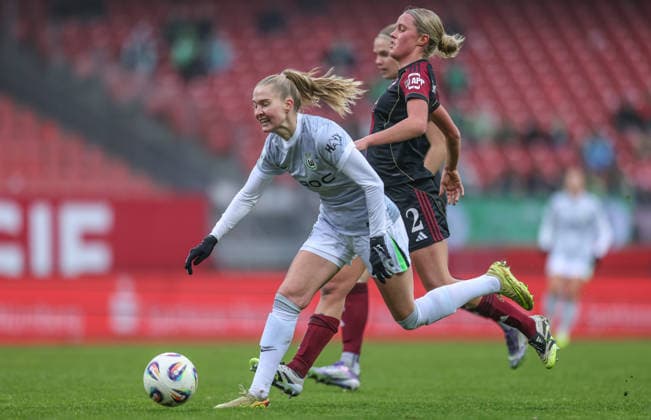 GER, Nürnberg, 1. FC Nürnberg vs VfL Wolfsburg, Google Pixel Bundesliga, Fussball, DFB, Spielzeit 2025 2026, Max-Morlock-Stadion, 13. Spieltag im Bild v.l.: Janina Minge (VfL Wolfsburg 6), Klara Svensson Senelius (1. FC Nürnberg Frauen 2), zweikampf DFB DFL REGULATIONS PROHIBIT ANY USE OF PHOTOGRAPHS AS IMAGE SEQUENCES AND OR QUASI-VIDEO, 13.12.2025 Copyright: HMBxMedia HendrikxHamelau