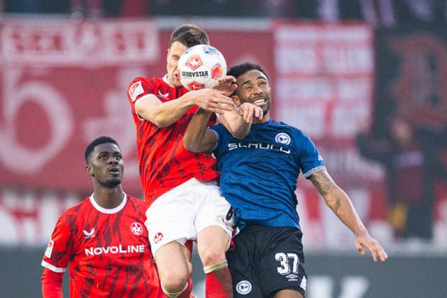 13.12.2025 - Fußball, 2025 2026, 2. Bundesliga, 16. Spieltag, DSC Arminia Bielefeld - 1. FC Kaiserslautern: (L-R) Fabian Kunze (Kaiserslautern), Noah Joel Sarenren Bazee (Bielefeld) DFL REGULATIONS PROHIBIT ANY USE OF PHOTOGRAPHS AS IMAGE SEQUENCES AND OR QUASI-VIDEO.