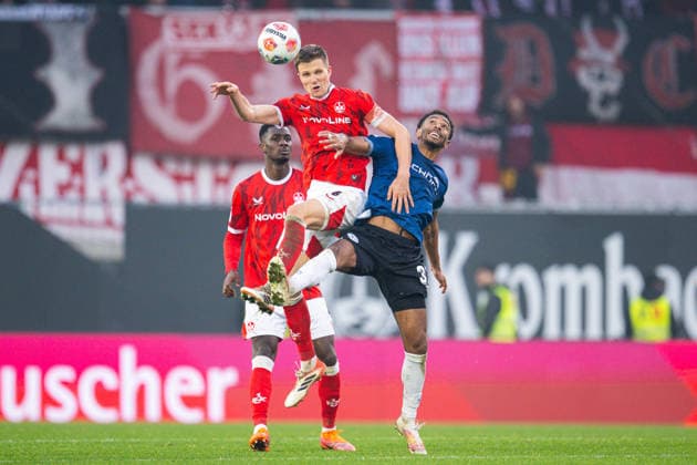 13.12.2025 - Fußball, 2025 2026, 2. Bundesliga, 16. Spieltag, DSC Arminia Bielefeld - 1. FC Kaiserslautern: (L-R) Fabian Kunze (Kaiserslautern), Noah Joel Sarenren Bazee (Bielefeld) DFL REGULATIONS PROHIBIT ANY USE OF PHOTOGRAPHS AS IMAGE SEQUENCES AND OR QUASI-VIDEO.